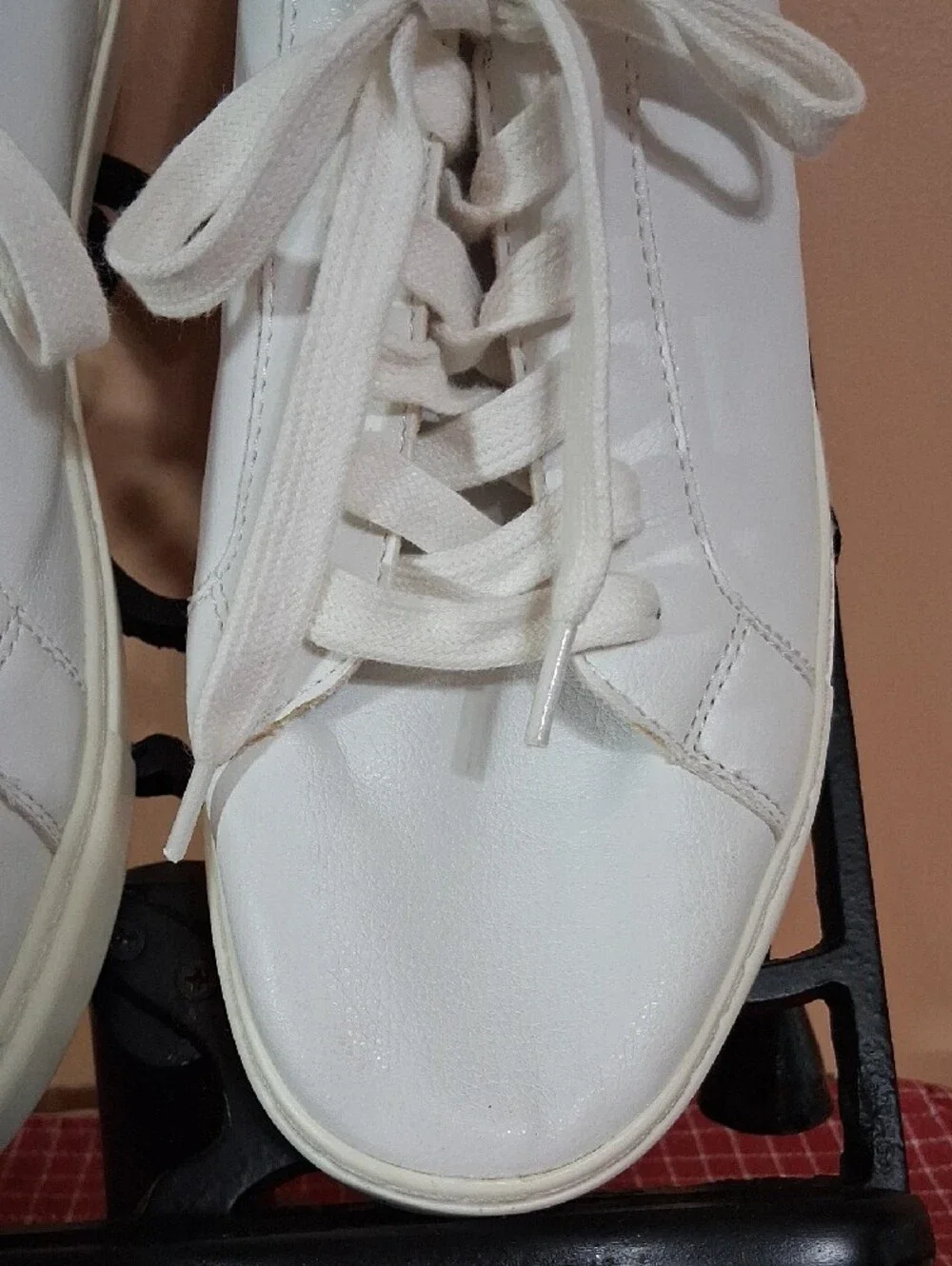 FUEGO White Women's Low-Top Lace-Up Dance Sneakers. Ex. Cond. Size 9M-10W.